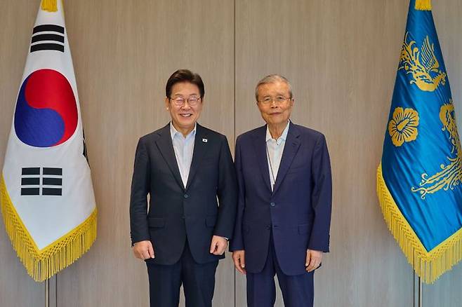 이재명 대통령이 17일 서울 용산 대통령실 청사에서 김종인 전 비대위원장과 오찬 회동에 앞서 기념촬영을 하고 있다. ⓒ대통령실