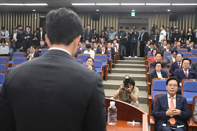 국민의힘 의원들이 지난달 27일 국회에서 열린 국민의힘 의원총회에 참석해 당시 김용태 비상대책위원장의 발언을 듣고 있다. ⓒ데일리안 홍금표 기자