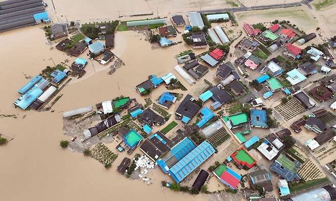지난 17일 충남 예산군 삽교읍 용동3리 일대 마을이 폭우로 침수돼 있다.ⓒ연합뉴스