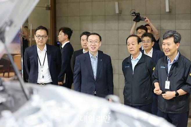 이명구 관세청장(왼쪽 두 번째)이 18일 경남 양산에 위치한 성우하이텍 서창공장을 방문해 자동차 부품 생산 현장을 살펴보고 있다.ⓒ관세청