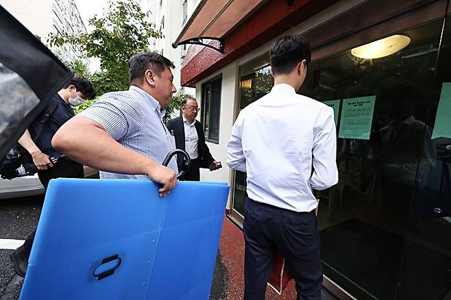 '12·3 비상계엄' 관련 내란·외환 사건을 수사하는 조은석 특별검사팀이 17일 이상민 전 행정안전부 장관의 주거지인 서울 강남구 자택을 압수수색을 하기 위해 박스를 들고 들어서고 있는 모습. ⓒ연합뉴스