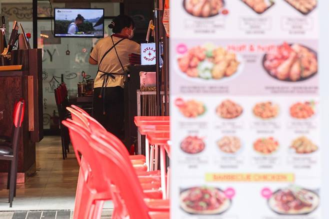 27일 서울 중구 명동 거리 내 한 매장에서 자영업자들이 손님맞이 준비를 하고 있다.   2025.06.27 뉴시스