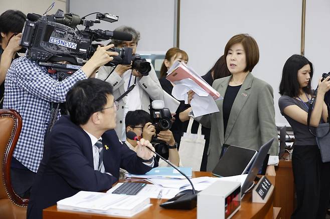 김미애 국민의힘 간사가 18일 오전 서울 여의도 국회 보건복지위원회에서 열린 정은경 보건복지부 장관 후보자에 대한 인사청문회에서 박주민 위원장에게 항의하며 퇴장하고 있다. 2025.7.18/뉴스1