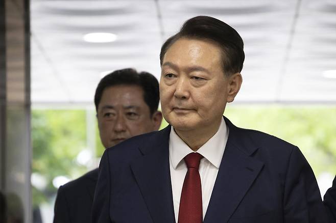 12·3 비상계엄과 관련해 특검의 수사를 받는 윤석열 전 대통령이 9일 오후 서울 서초구 중앙지법에서 열린 영장실질심사에 출석하고 있다. 사진공동취재단