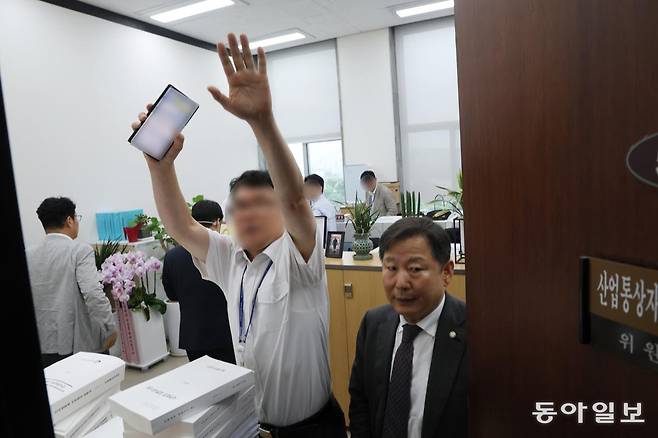 18일 채상병 특검이 국민의힘 이철규의원 국회 본청 산업통상자원중소벤처기업위원장실에 대해 압수수색을 실시하고있다. 이 의원이 특검관계자들이 위원장실에 도착한 가운데 사무실을 나오고 있다. 이훈구 기자 ufo@donga.com