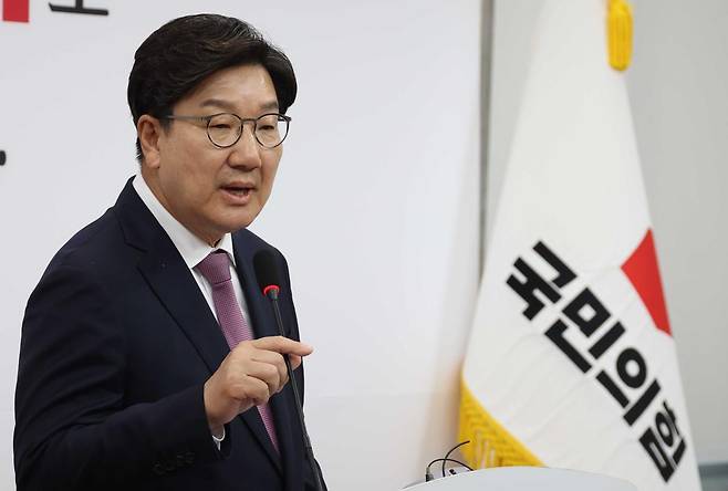 권성동 국민의힘 원내대표가 12일 오후 서울 여의도 국회에서 열린 퇴임 기자회견에서 취재진의 질문에 답변하고 있다. 2025.06.12.뉴시스