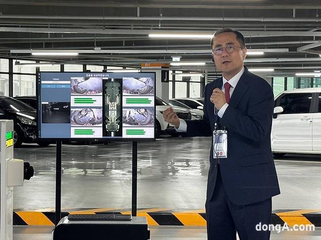 이정환 SK렌터카 대표이사가 15일 천안 오토옥션에서 중고차 하부 스캔 장치에 대해 설명하고 있다.&nbsp;&nbsp;