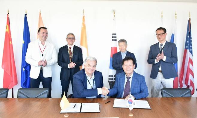 세르지오 올란디 ITER 사무차장과 정기정 ITER 한국사업단장이 업무협약식을 마치고 악수하고 있다. 한국핵융합에너지연구원 제공.