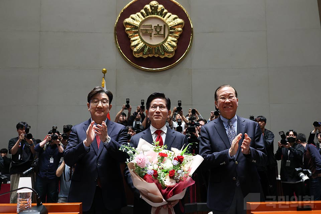 지난 제21대 대선 본선 후보등록 개시를 앞둔 5월9일 국회에서 열린 국민의힘 의원총회에 참석한 당시 김문수(가운데) 대선후보가 ‘한덕수 전 국무총리와 단일화’를 요구하는 권성동(왼쪽) 원내대표, 권영세(오른쪽) 비상대책위원장과 나란히 서서 기념촬영을 하고 있다.<국민의힘 홈페이지 사진>