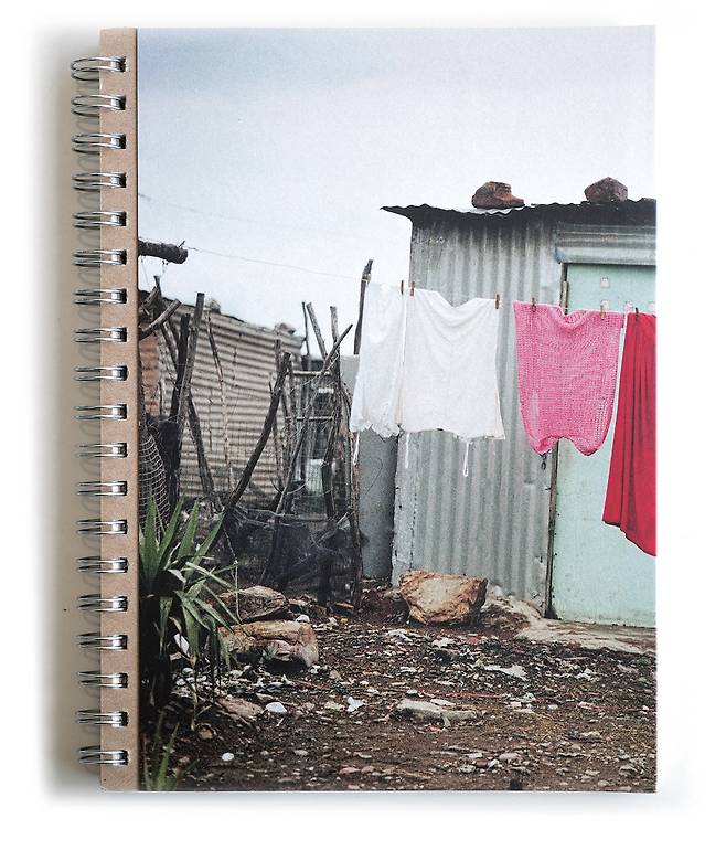 ‘나는 그녀의 사진을 가지고 다닌다’ 표지. /김진영