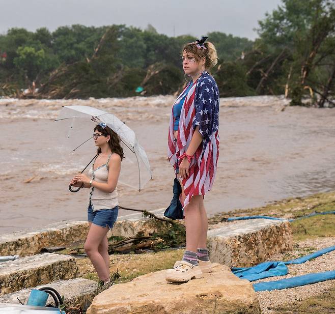 홍수로 불어난 과달루페강 물줄기를 망연자실한 표정으로 바라보고 있다. (큰 사진) /AFP연합