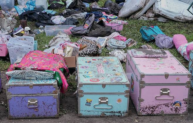 7월 7일 캠프 미스틱 캠핑장 주변에 주인을 잃은 가방과 물품이 놓여 있다. (사진 2) /로이터연합