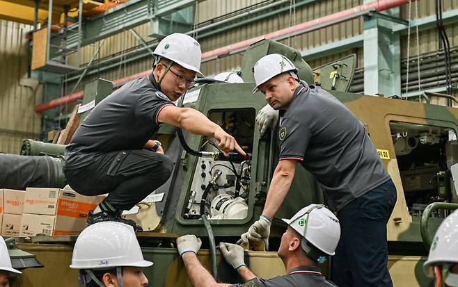 육군은 지난 1일부터 오는 25일까지 대전, 전남 장성 일대 병과학교(육군기계화학교, 육군포병학교, 육군종합군수학교) 등에서 '25-2기 육군 국제과정을 실시하고 있다. 사진은 'K9자주포 정비과정'에 참가한 교육생들이 교관으로부터 K9자주포 정비 노하우를 교육받는 모습. 육군 제공