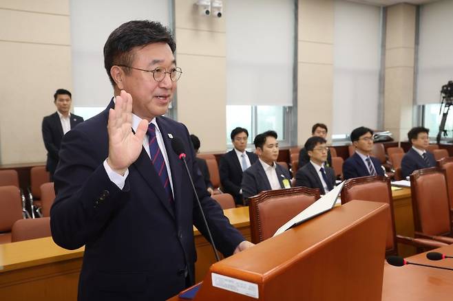 윤호중 행정안전부 장관 후보자가 18일 서울 여의도 국회 행정안전위원회에서 열린 인사청문회에서 선서를 하고 있다. 뉴시스