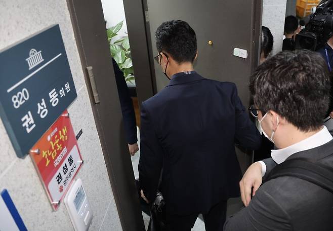 김건희 특검 관계자들이 18일 오전 서울 여의도 국회 의원회관 권성동 의원 사무실로 압수수색을 위해 들어가고 있다. /사진=뉴시스