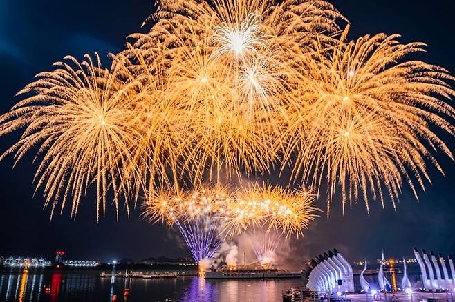 전남 목포시가 오는 26일 오후 8시부터 평화광장 해상무대에서 목포해상W쇼 3회차 특별공연을 개최한다. 목포시 제공