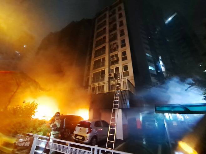 17일 오후 9시 5분께 경기 광명시 소하동 소재 10층짜리 아파트 주차장에서 불이 났다. 경기도소방재난본부 제공/사진=뉴스1