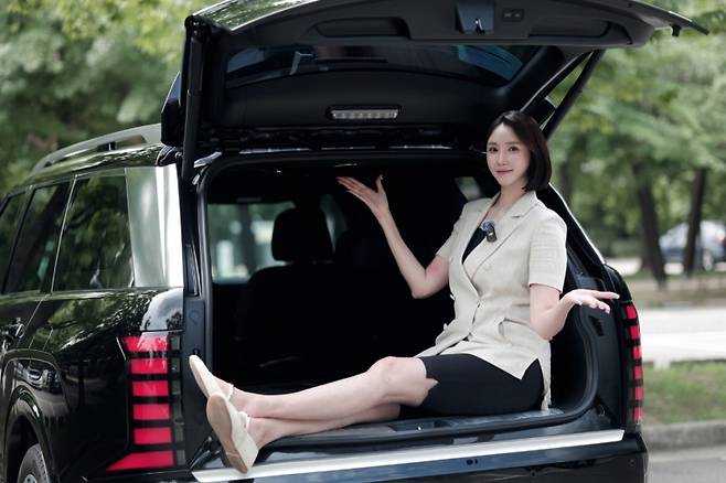 나연진 앵커가 2025 팰리세이드 하이브리드 7인승 캘리그라피 트림 모델 시승 리뷰를 진행하고 있다. 사진=이병주 PD