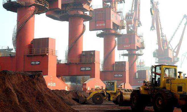 2010년 10월 중국 장쑤성 롄윈강 항구에서 희토류 원소를 포함한 토양이 운반되고 있다. 롄윈강/로이터 연합뉴스