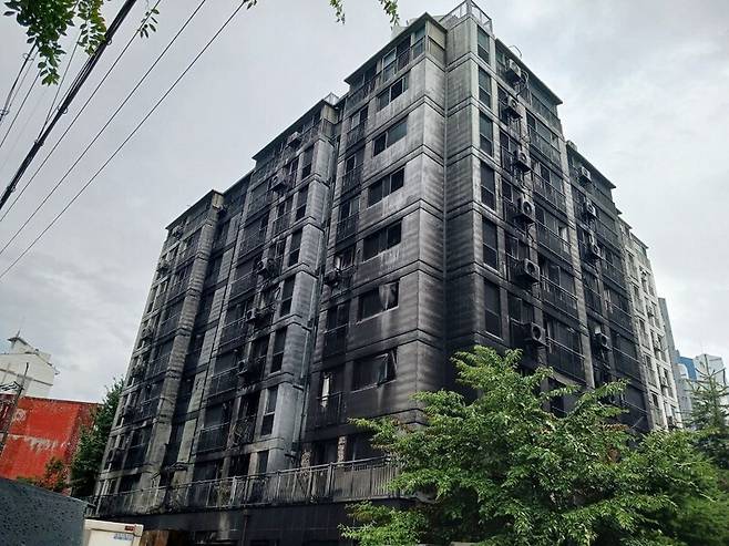 18일 경기도 광명시 소하동 아파트 화재 현장. 불로 인해 벽이 검게 탄 흔적이 그대로 남아 있다. 이준희 기자