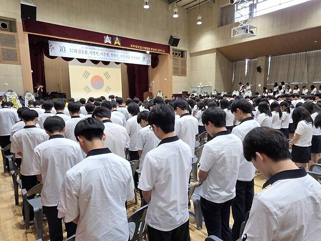 18일 충남 공주사대부속고등학교에서 열린 ‘태안 사설 해병대캠프 참사 12주년 희생학생 추모의 날’ 행사에서 재학생들이 고인이 된 선배들을 추모하며 묵념하고 있다. 최예린 기자