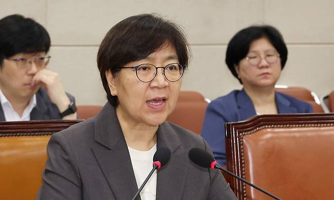 정은경 보건복지부 장관 후보자가 18일 국회 보건복지위원회에서 열린 인사청문회에서 의원 질의에 답변하고 있다. 연합뉴스