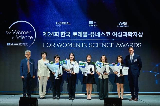 지난 16일 ‘제24회 한국 로레알-유네스코 여성과학자상’ 시상식에서 수상자들과 관계자들이 기념사진을 촬영하고 있다. 왼쪽부터 윤병순 유네스코한국위원회 사무총장 직무대행, 황은숙 여성생명과학기술포럼 회장, 임미희 카이스트 교수, 강미경 고려대 조교수, 이정현 국립공주대 조교수, 전지혜 경상국립대 조교수, 조유나 부산대 의대 연구교수, 사무엘 뒤 리테일 로레알코리아 대표. 로레알코리아 제공.
