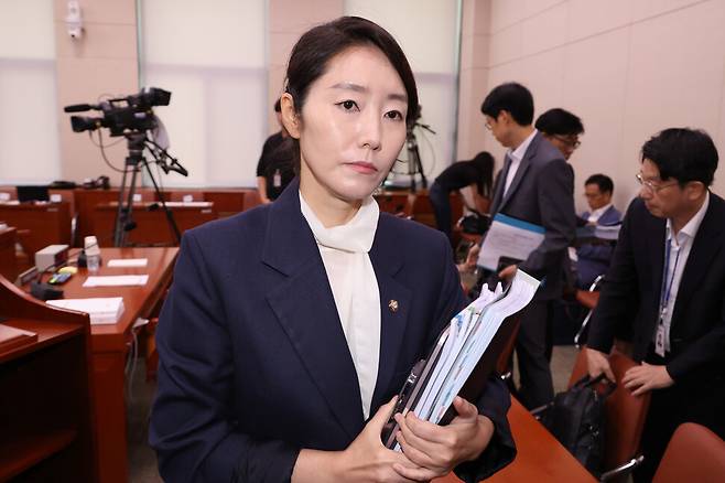 강선우 여성가족부 장관 후보자가 2025년 7월14일 국회 여성가족위원회에서 열린 인사청문회가 오전 질의를 마치고 정회되자 청문회장을 나가고 있다. 연합뉴스