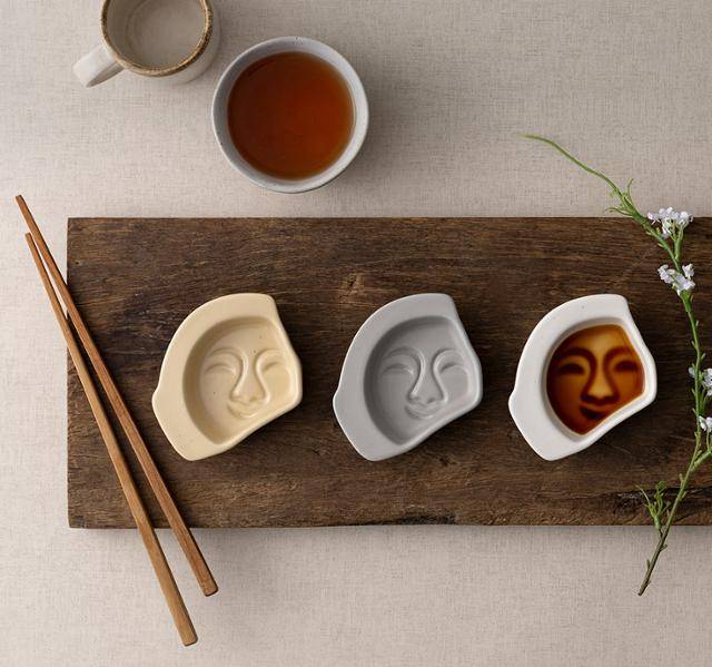 국립중앙박물관 상품관에서 판매하는 '신라의 미소 소스볼'. 국립박물관문화재단 제공