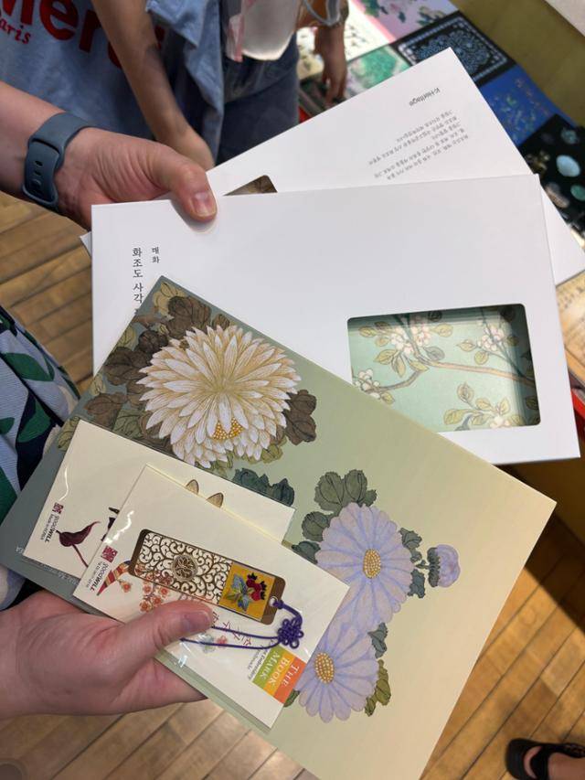 캐나다에서 온 관광객 사라가 11일 국립중앙박물관 상품관에서 구입한 뮷즈. 공책, 쟁반 두 점, 책갈피 두 개를 구매했다. 김수미 인턴기자