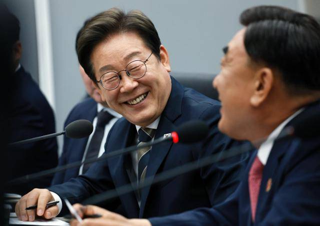 이재명 대통령이 지난달 20일 울산전시컨벤션센터에서 열린 AI글로벌 협력 기업 간담회에서 김두겸 울산시장의 발언에 웃음을 보이고 있다. 뉴시스