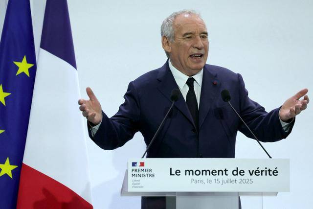 프랑수아 바이루 프랑스 총리가 15일 내년도 재정계획을 발표하고 있다. 그는 이날 부활절 휴일과 2차대전 전승기념일을 공휴일에서 제외하겠다는 계획도 밝혔다. 파리=AFP 연합뉴스