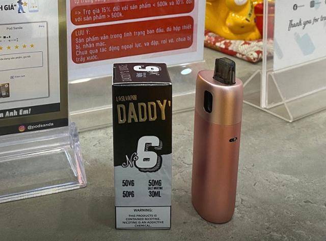 베트남 정부의 전자담배 규제를 한 달 앞둔 지난해 12월, 수도 하노이의 한 전자담배 매장에 담배 디바이스와 니코틴 액상이 진열돼 있다. 하노이=허경주 특파원