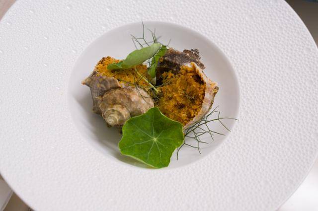 광주 프렌치 레스토랑 '알랭'의 소라 에스카르고. 달팽이 대신 지역에서 나는 소라로 만들었다. '전라도 프렌치'를 상징하는 메뉴다. 장준우 제공