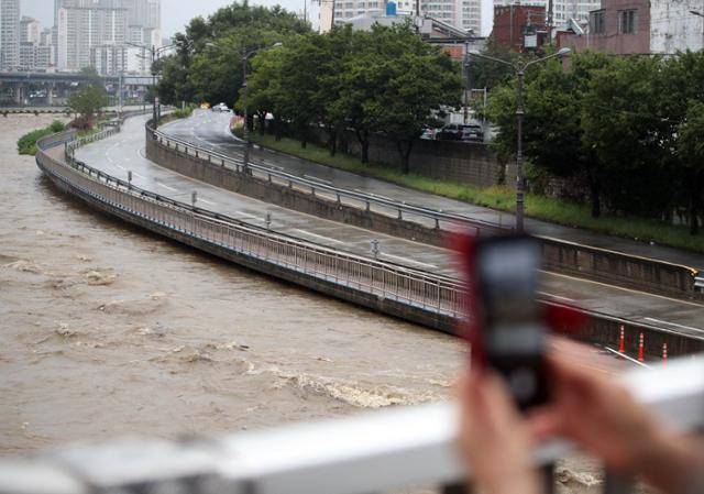 17일 대구에 폭우가 쏟아지면서 신천동로 차량 통행이 전면 통제돼 있다. 대구=연합뉴스