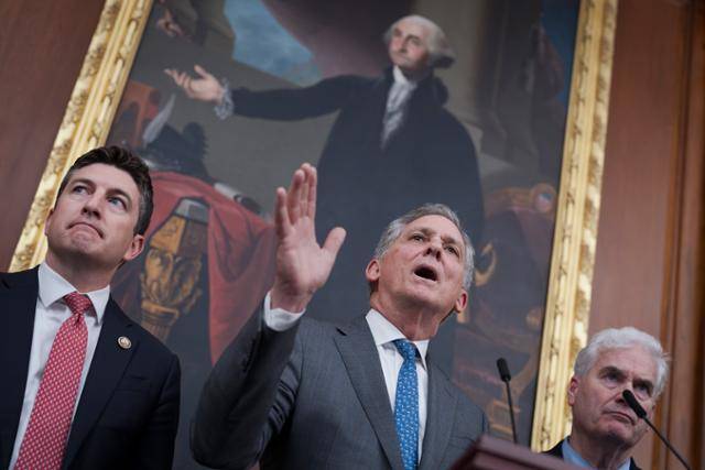 미국 연방 하원 금융서비스위원회 위원장 프렌치 힐(아칸소·가운데) 공화당 의원이 17일 가상화폐 3개 법안이 하원 본회의를 통과한 뒤 같은 당 브라이언 스타일(위스콘신·왼쪽) 의원, 하원 원내대표 톰 에머(미네소타) 의원과 함께 미 워싱턴 국회의사당에서 기자회견을 하고 있다. 워싱턴=AP 연합뉴스