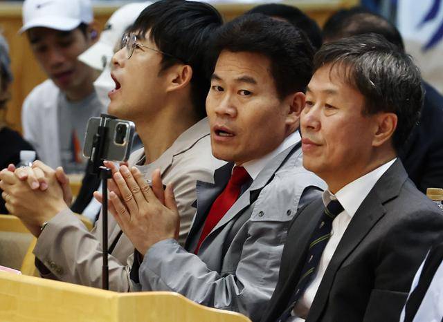 한국사 강사 출신 보수 유튜버 전한길(가운데)씨가 17일 서울 은평구 은평제일교회에서 열린 미국의 극우 성향 인사 모스 탄 전 국무부 국제형사사법 대사 초청 간증 집회에 참석해 있다. 뉴스1
