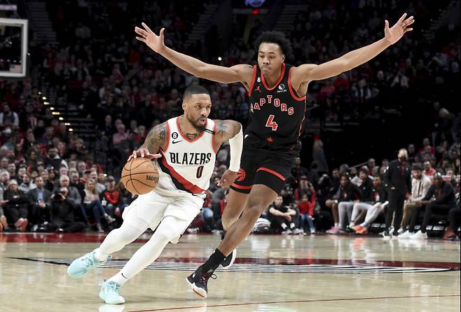 <yonhap photo-2795=""> Portland Trail Blazers guard Damian Lillard, left, drives to the basket past Toronto Raptors forward Scottie Barnes during the second half of an NBA basketball game in Portland, Ore., Saturday, Jan. 28, 2023. The Raptors won 123-105. (AP Photo/Steve Dykes)/2023-01-29 15:20:09/ <저작권자 ⓒ 1980-2023 ㈜연합뉴스. 무단 전재 재배포 금지.></yonhap>