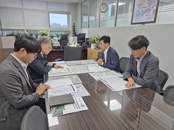 최훈식 장수군수가 기재부를 찾아 지역현안 사업의 국비 반영 필요성을 설명하고 있다. [사진=장수군 ]