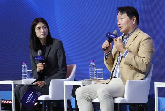 18일 경북 경주 라한셀렉트 호텔에서 개최된 '제 48회 대한상의 하계포럼'의 AI 토크쇼에서 최태원 대한상공회의소 회장이 정신아 카카오 대표(왼쪽)와 토론을 진행하고 있다. [사진=대한상공회의소]