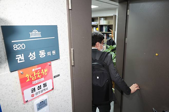 김건희 특검팀 관계자들이 18일 압수수색을 위해 서울 여의도 국회 의원회관 국민의힘 권성동 의원실로 들어서고 있다. 2025.7.18 [사진=연합뉴스]