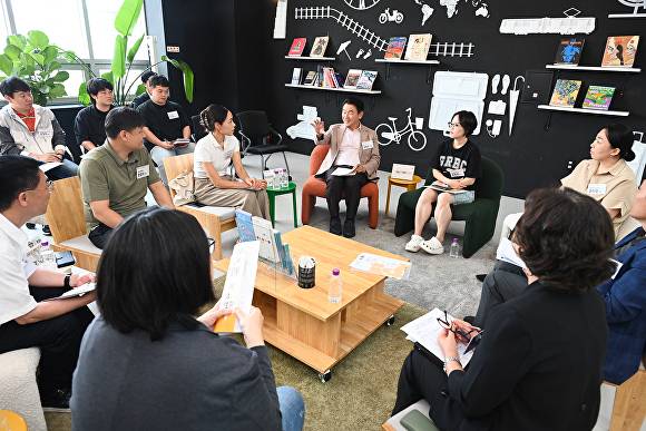 김동근 시장이 의정부문화역에서 이음 시민 간담회를 하고 있다. [사진=의정부시]