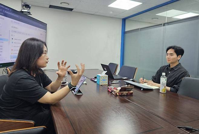 멘토링을 진행 중인 최수정 매드해터 대표(왼쪽)과 박성현 아틀로 대표(오른쪽) / 출처=IT동아