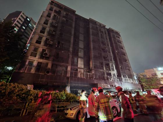 17일 오후 9시 5분쯤 경기 광명시 소하동 한 아파트 주차장에서 불이 났다. 사진 경기도소방재난본부