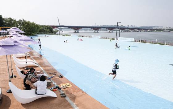 양화 물놀이장. 규모는 작지만, 동선이 간단하고 수심이 얕아 아이를 둔 가족 층에 인기가 높다.