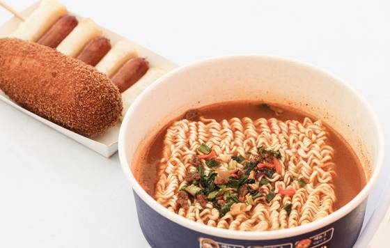 즉석 라면을 비롯해 다양한 분식과 음료를 한강 수영장 6곳 모두에서 즐길 수 있다.