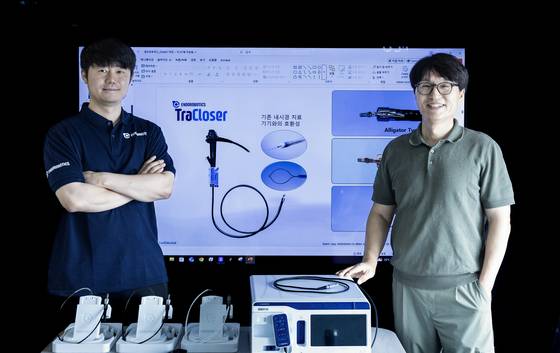 김병곤 엔도로보틱스 대표(왼쪽)가 서울 연건동 본사에서 스승 홍대희 고려대 기계공학과 교수 겸 공동대표와 함께했다. 권혁재 기자