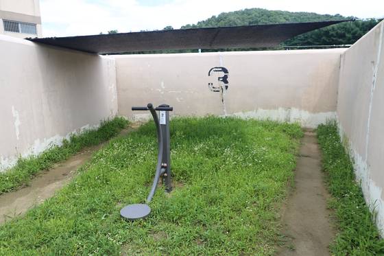 서울구치소에 있는 1인용 운동장. 피자 조각 같은 부채꼴 모양이어서 '피자 운동장'이라는 발칭으로도 불린다. [중앙포토]