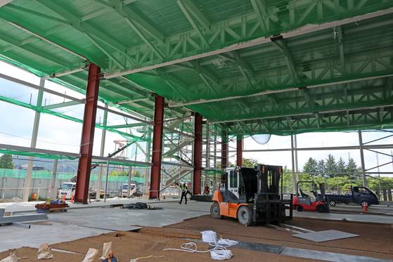 지난 1일 경북 경주화백컨벤션센터에서 올해 10월 말 개최하는 아시아태평양경제협력체(APEC) 정상회의를 위한 미디어센터 건립 공사가 한창 진행되고 있다. 연합뉴스