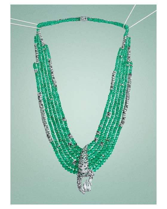 화이트 골드, 오닉스, 다이아몬드로 장식한 팬더를 전면에 내세운 팬더 덩틀레 네크리스. 에메랄드 비즈를 폭포 물줄기처럼 형상화하며 보석과 빛의 조화를 극대화 시켰다. © Iris Velghe © Cartier